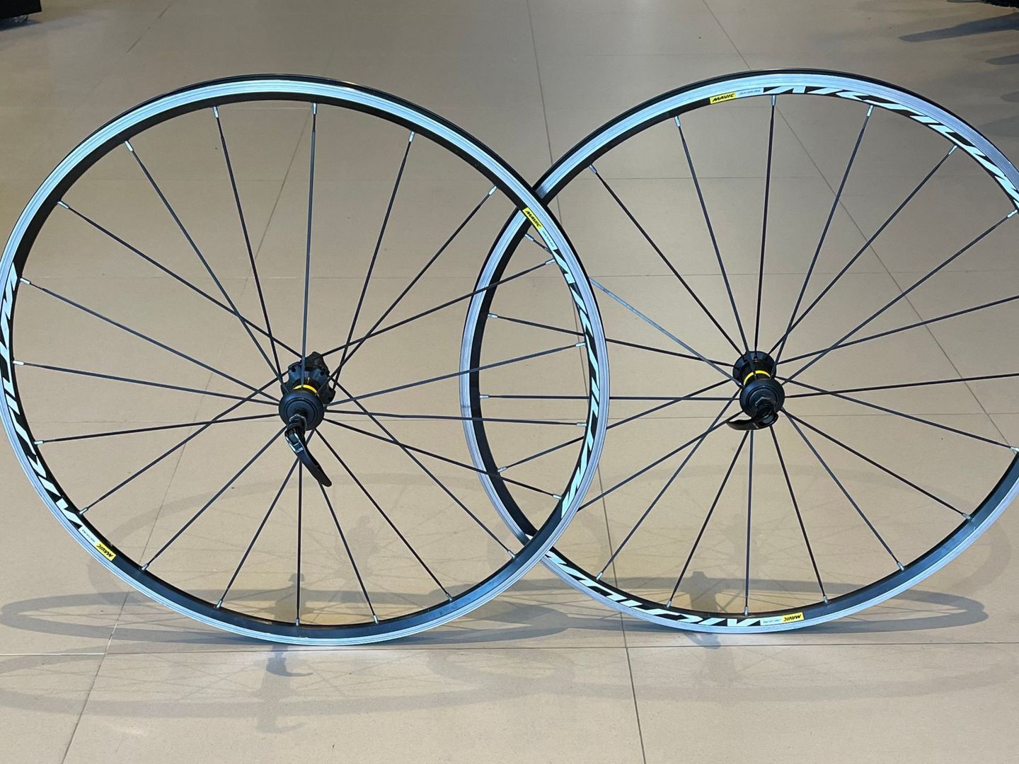 Rodas: Mavic AKSIUM - Semi nova - (Bike em Floripa) Rodas: Mavic AKSIUM - Semi nova - (Bike em Floripa)