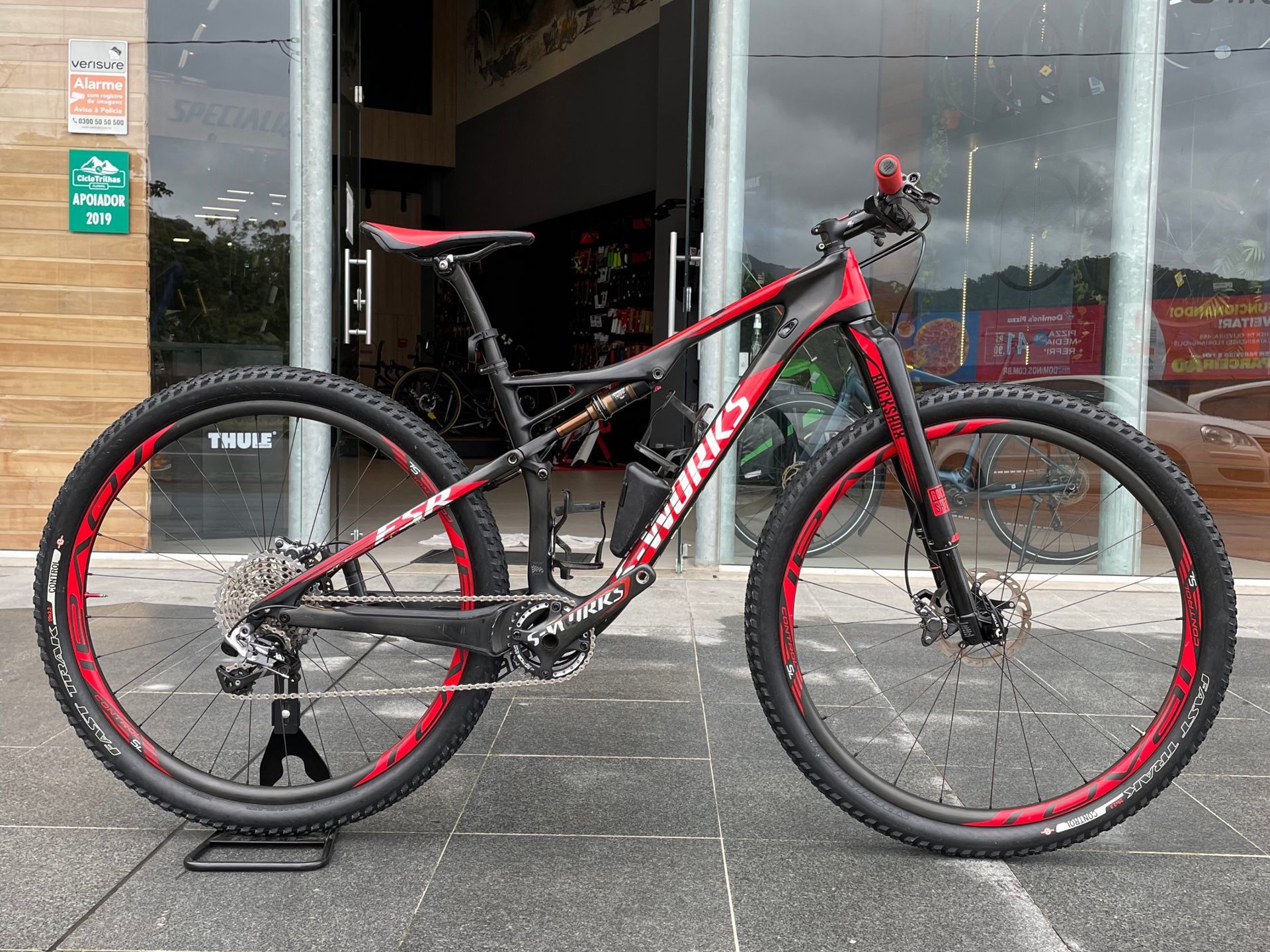 Foto Epic S-Works Full Suspension - Semi nova - (Bike em Floripa) Foto Epic S-Works Full Suspension - Semi nova - (Bike em Floripa) - Imagem 0