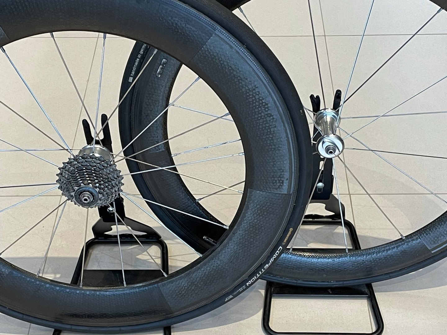 Roda Zipp Tubular 404 - Semi nova - (Bike em Floripa) Roda Zipp Tubular 404 - Semi nova - (Bike em Floripa)