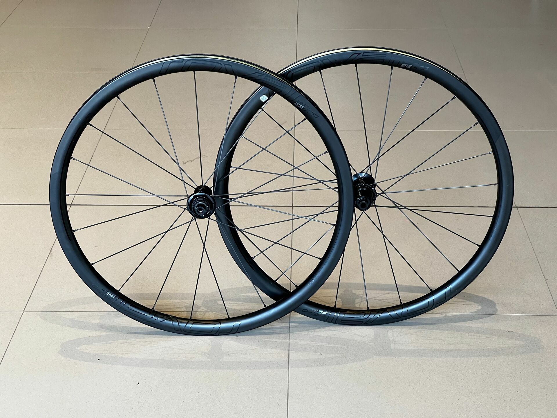 Foto Roda Roval Clx 32 disc - Semi nova - (Bike em Floripa) Foto Roda Roval Clx 32 disc - Semi nova - (Bike em Floripa) - Imagem 0