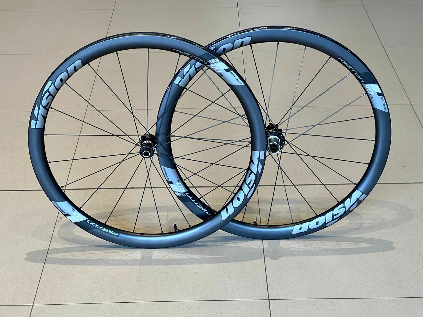 Roda: Vision Metron 40 SL - Semi nova - (Bike em Floripa) Roda: Vision Metron 40 SL - Semi nova - (Bike em Floripa)